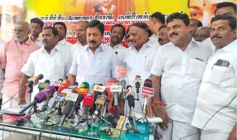 விழுப்புரத்தில் முன்னாள் அமைச்சர் சிவி.சண்முகம் செய்தியாளர்களிடம் பேசுகிறார்.