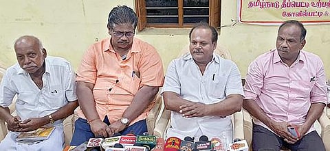 கோவில்பட்டியில் நேஷனல் சிறு தீப்பெட்டி உற்பத்தியாளர்கள் சங்கத் தலைவர் பரமசிவம் செய்தியாளர்களிடம் பேசினார்.