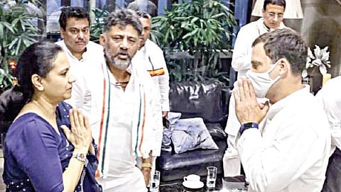 மறைந்த கன்னட நடிகர் புனித் ராஜ்குமாரின் மனைவி அஷ்வினி உள்ளிட்டோருக்கு காங்கிரஸ் முன்னாள் தலைவர் ராகுல் காந்தி ஆறுதல் கூறினார். உடன், கர்நாடக தலைவர் டி.கே.சிவகுமார் உள்ளிட்டோர்.