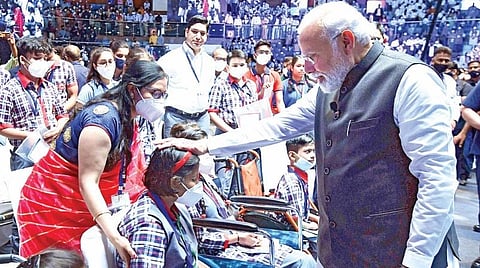 பொதுத் தேர்வு எழுதும் மாணவர்களுடன் பிரதமர் நரேந்திர மோடி கலந்துரையாடும் ‘பரிக் ஷா பே சர்ச்சா’ நிகழ்ச்சி டெல்லியில் நேற்று நடைபெற்றது. இதில் மாணவி ஒருவரை ஆசிர்வதித்த பிரதமர் மோடி. படம்: பிடிஐ