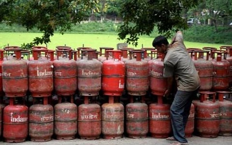 வர்த்தக பயன்பாட்டுக்கான சிலிண்டர் விலை ரூ.268 உயர்வு: உணவகங்களில் விலை அதிகரிக்கும் அபாயம்