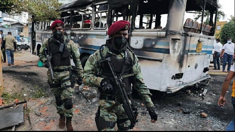 இலங்கையில் நேற்றிரவு நடந்த மக்கள் போராட்டத்தில் சேதமடைந்த போலீஸ் வாகனம்