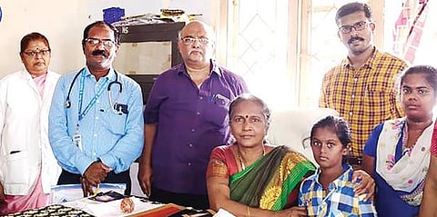 அரசு மருத்துவக் குழுவினரின் சிகிச்சையால் குணமடைந்த சிறுமியிடம் நலம் விசாரித்த டீன் வனிதா. உடன், மருத்துவக் குழுவினர்.