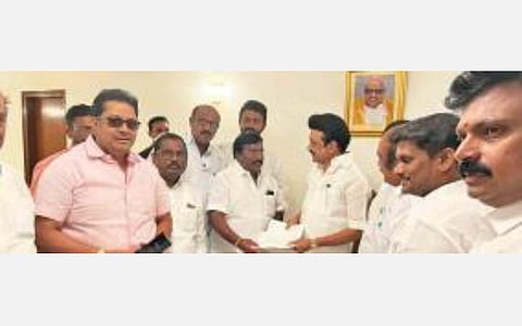 டெல்லியில் தமிழக முதல்வர் மு.க.ஸ்டாலினை, புதுச்சேரி எதிர்க்கட்சி தலைவர் சிவா தலைமையில் திமுக எம்எல்ஏக்கள் சந்தித்து மனு அளித்தனர்.