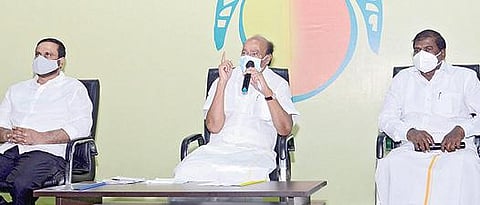 சென்னையில் நேற்று நடந்த பாமக செயற்குழுக் கூட்டத்தில் பேசுகிறார் கட்சி நிறுவனர் ராமதாஸ். உடன் கட்சித் தலைவர் ஜி.கே.மணி, இளைஞர் அணித் தலைவர் அன்புமணி. படம்: க.ஸ்ரீபரத்