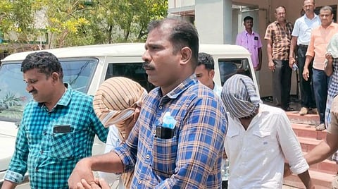 குற்றவாளிகளை அழைத்து செல்லும் காட்சி