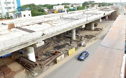 மதுரை சுற்றுச்சாலையில் பாண்டி கோயில் சந்திப்பு மேம்பாலம் திறப்பு எப்போது? - கட்டி முடித்தும் தாமதமாவதால் தொடரும் நெரிசல்