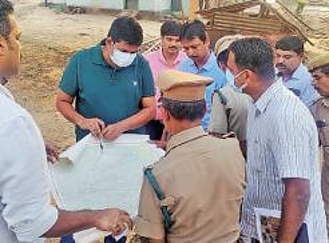 தாணிகண்டி பகுதியில் நேற்று ஆய்வு செய்த வனத்துறையின் சிறப்பு குழுவினர்.