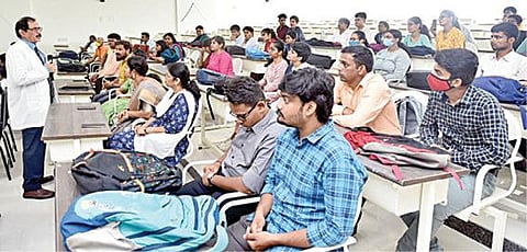 ராமநாதபுரம் அரசு மருத்துவக் கல்லூரியில் மதுரை எய்ம்ஸ் முதலாம் ஆண்டு மருத்துவ மாணவர்களை வரவேற்று பேசிய எய்ம்ஸ் செயல் இயக்குநர் ஹனுமந்த ராவ். படம்: எல்.பாலச்சந்தர்