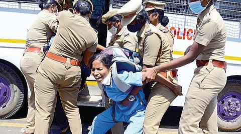 கரோனா காலத்தில் தற்காலிகமாக பணியமர்த்தப்பட்டு, தற்போது பணி நீக்கம் செய்யப்பட்டுள்ள 800 செவிலியர்கள் தங்களுக்கு மீண்டும் பணி வழங்க கோரி சென்னை மெரினாவில் உள்ள அண்ணா, கருணாநிதி நினைவிட நுழைவுவாயிலில் நேற்று ஆர்ப்பாட்டம் செய்தனர். (அடுத்த படம்) அவர்களை குண்டுக்கட்டாக தூக்கிச் சென்று காவல் துறையினர் கைது செய்தனர். படங்கள்: க.பரத்