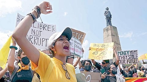 இலங்கை தலைநகர் கொழும்பு நகரில் உள்ள சுதந்திர சதுக்கத்தில் நேற்று ஏராளமானோர் போராட்டத்தில் ஈடுபட்டனர். அப்போது, அதிபர் கோத்தபய ராஜபக்சவும் அவரது குடும்ப உறுப்பினர்கள் அனைவரும் பதவி விலக வேண்டும் என வலியுறுத்தினர்.படம்: பிடிஐ