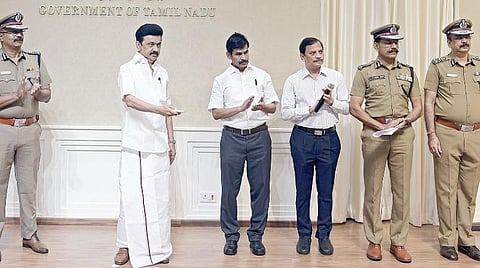 பொதுமக்களுக்கு பயன்படும் வகையில் 60-க்கும் மேற்பட்ட சிறப்பம்சங்களுடன் கூடிய ‘காவல் உதவி’ செயலியை சென்னை தலைமைச் செயலகத்தில் முதல்வர் மு.க.ஸ்டாலின் நேற்று தொடங்கி வைத்தார். இந்நிகழ்ச்சியில் தலைமைச் செயலர் வெ.இறையன்பு, உள்துறை செயலர் எஸ்.கே.பிரபாகர், டிஜிபி சைலேந்திரபாபு, காவல்துறை இயக்குநர் (சைபர் கிரைம் பிரிவு) அமரேஷ் புஜாரி மற்றும் காவல் துறை உயர் அலுவலர்கள் கலந்து கொண்டனர்.