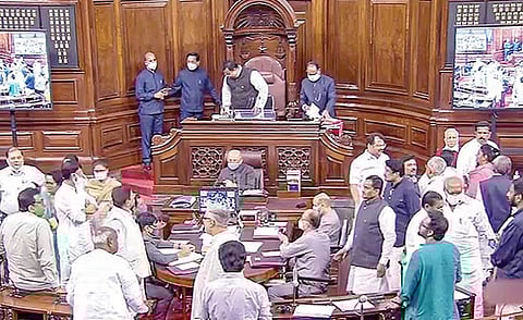 பெட்ரோல், டீசல் விலை உயர்வுக்கு எதிர்ப்பு தெரிவித்து மாநிலங்களவையில் எதிர்க்கட்சி எம்.பி.க்கள் நேற்று அவையின் மையப் பகுதிக்கு வந்து அமளியில் ஈடுபட்டனர். படம்: பிடிஐ