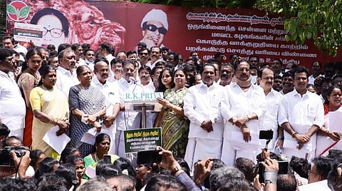 அதிமுக ஒருங்கிணைப்பாளர் ஓ.பன்னீர்செல்வம் தலைமையில் சொத்து வரி உயர்வைக் கண்டித்து சென்னை வள்ளுவர் கோட்டத்தில் ஆர்ப்பாட்டம்