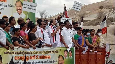 நாமக்கல் பூங்கா சாலையில் நடைபெற்ற ஆர்ப்பாட்டத்தில் அதிமுக முன்னாள் அமைச்சர் பி. தங்கமணி பேசினார்.