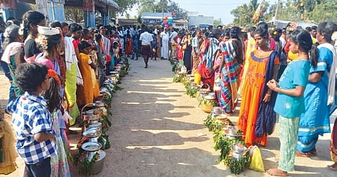 சாகை வார்த்தல் நிகழ்ச்சியையொட்டி கூத்தாண்டவர் கோயில் முன்பு படையலுக்காக வரிசையாக வைக்கப்பட்டிருக்கும் கூழ் பாத்திரங்கள்.