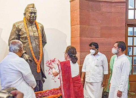 பாபு ஜெகஜீவன்ராம் பிறந்தநாள் நேற்று நாடு முழுவதும் கொண்டாடப்பட்டது. இதையொட்டி டெல்லி நாடாளுமன்ற வளாகத்தில் அமைக்கப்பட்டுள்ள அவரது சிலைக்கு காங்கிரஸ் தலைவர் சோனியா காந்தி மலர் தூவி வணங்கினார். உடன் காங்கிரஸ் மூத்த தலைவர்கள் மல்லிகார்ஜுன கார்கே, ராகுல் காந்தி உள்ளிட்டோர் உள்ளனர். படம்:பிடிஐ