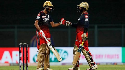 ஷாபாஸ் அகமதுடன் வெற்றிக் கூட்டணி அமைத்த தினேஷ் கார்த்திக்.