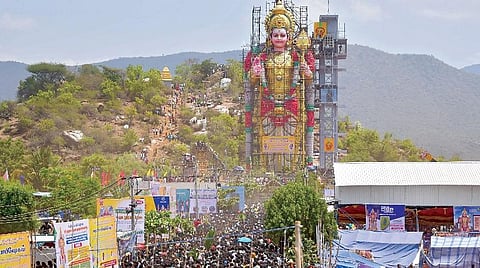 ஆத்தூர் அடுத்த புத்திரகவுண்டம்பாளையத்தில், 146 அடி உயரம் உள்ள முருகன் சிலையுடன் கூடிய முத்துமலை முருகன் கோயிலில் மகா கும்பாபிஷேகம் நடந்தது. இதில், ஆயிரக்கணக்கான பக்தர்கள் கலந்து கொண்டு சுவாமியை வழிபட்டனர்.