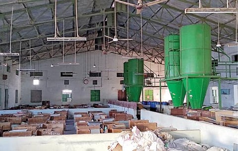 தமிழகத்தில் தொடங்கிய தீப்பெட்டி உற்பத்தி நிறுத்தப் போராட்டம் காரணமாக கோவில்பட்டியில் வெறிச்சோடிக் கிடக்கும் தீப்பெட்டி தொழிற்சாலை.