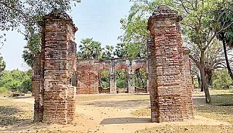 தொல்லியல் துறை கட்டுப்பாட்டில் உள்ள அரிக்கமேடு பகுதியில் உள்ள பழைய கட்டிடம் ஒன்றின் தோற்றம்.