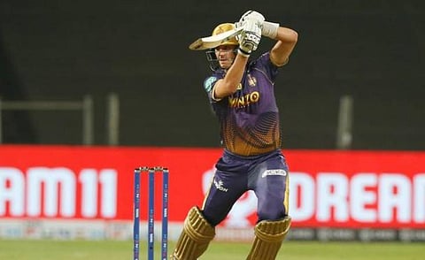 மும்பை அணிக்கு எதிராக பந்தை பவுண்டரிக்கு விரட்டும் கம்மின்ஸ்.