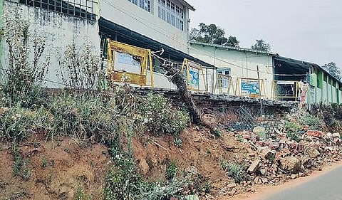 உதகை அரசு மருத்துவமனையில் சுற்றுச்சுவர் சீரமைக்கப்படாததால் நோயாளிகள் அவதி