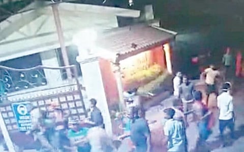 ஈரோடு அருகே தனியார் சமையல் எண்ணெய் தயாரிக்கும் தொழிற்சாலையில் உருட்டுக்கட்டை களுடன் வடமாநிலத் தொழிலாளர்கள் இருப்பது அங்கிருந்த கண்காணிப்புக் கேமராவில் பதிவாகியிருந்தது.