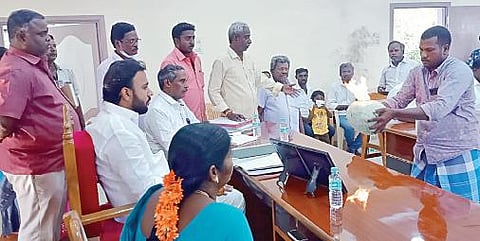 செஞ்சி பேரூராட்சி மன்றத்தின் முதல் கூட்டத்தில், அதன் தலைவர் மொக்தியார் அலி மஸ்தானுக்கு அவரது ஆதரவாளர்கள், பூசணிக்காயில் கற்பூரம் கொளுத்தி திருஷ்டி கழிக்கின்றனர்.