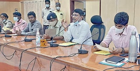 திருவண்ணாமலையில் நடைபெற்ற ஆலோசனைக் கூட்டத்தில் பேசும் மாவட்ட ஆட்சியர் பா.முருகேஷ். அருகில், மாவட்ட காவல் கண்காணிப்பாளர் பவன்குமார் உள்ளிட்டோர். படம்: இரா.தினேஷ்குமார்