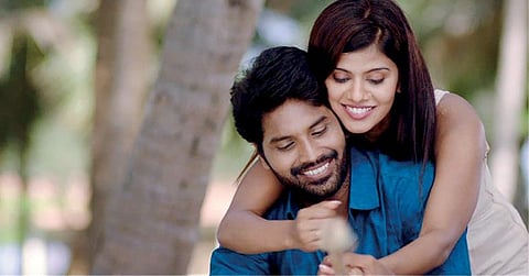 திரைப் பார்வை: காயல் | அழுக்குகளைக் கரைக்க ஒரு பயணம்!