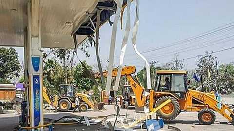 உ.பி.யில் முதல்வர் யோகி ஆதித்யநாத்தை மிரட்டிய சமாஜ்வாதி எம்எல்ஏ பெட்ரோல் பங்க் இடிப்பு