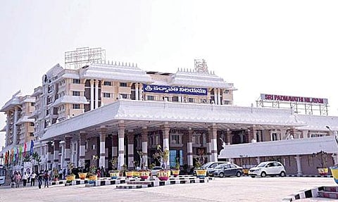 ஸ்ரீபத்மாவதி நிலையத்தில் திருப்பதி மாவட்ட ஆட்சியர் அலுவலகம் - தேவஸ்தான முடிவுக்கு எதிரான மனு தள்ளுபடி