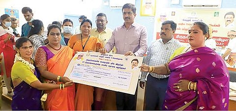 மூன்றாம் பாலினத்தினருக்கு நலத்திட்ட உதவிகளை வேலூர் மாவட்ட ஆட்சியர் குமாரவேல் பாண்டியன் நேற்று வழங்கினார். படம்: வி.எம்.மணிநாதன்.