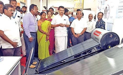 கொடிசியா வளாகத்தில் நேற்று தொடங்கிய பில்டு இன்டெக் மற்றும் வாட்டர் இன்டெக் கண்காட்சியை பார்வையிட்ட அமைச்சர் வி.செந்தில்பாலாஜி உள்ளிட்டோர். படம்: ஜெ.மனோகரன்