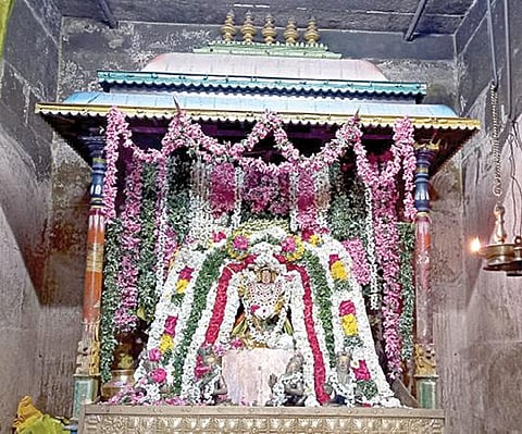 ஆலங்குடி ஆபத்சகாயேஸ்வரர் கோயிலில் நடைபெற்று வரும் லட்சார்ச்சனையில் சிறப்பு அலங்காரத்தில் எழுந்தருளியுள்ள உற்சவர் குரு பகவான்.