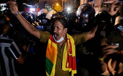 இலங்கை அதிபர் கோத்தபய ராஜபக்சேவை பதவி நீக்கம் செய்ய இம்பீச்மென்ட் தீர்மானம்: எதிர்க்கட்சிகள் முடிவு