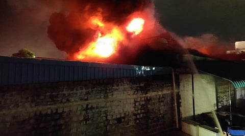 இரு சக்கர வாகன விற்பனை நிலையத்தில் ஏற்பட்ட தீயை கட்டுப்படுத்தும் முயற்சி