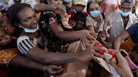 இலவச பிஸ்கட்டுகளுக்காக அலைமோதும் இலங்கை மக்களின் கரங்கள்.