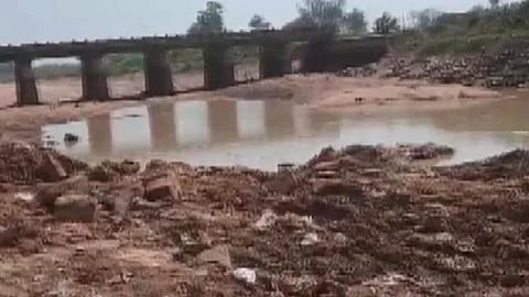 பிஹாரில் 60 அடி நீள பாலம் திருட்டு: பழைய இரும்பு விற்பவர்களை தேடும் காவல்துறை