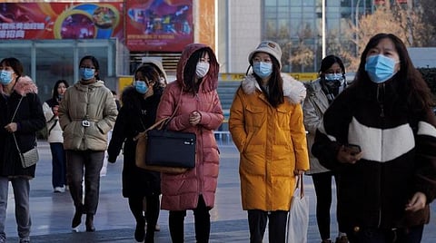 ஊரடங்கு அமல், உணவு தட்டுப்பாடு - ஷாங்காய் நகரில் அதிகாரிகளுடன் மக்கள் வாக்குவாதம்