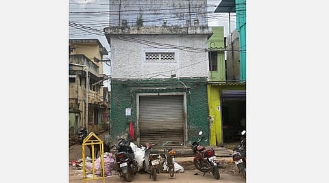 தஞ்சாவூர் கீழராஜ வீதியில் பல ஆண்டுகளாக ஆக்கிரமிக்கப்பட்ட தேர் நிலை மண்டபம் இருந்த இடம்.