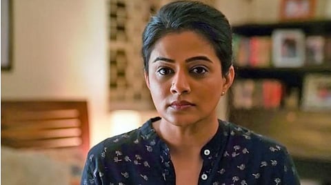 ''நான் நானாக இருக்க விரும்புகிறேன்; உங்கள் கருத்தை ஏன் திணிக்கிறீர்கள்?'' - நிறத்தை விமர்சித்தவர்களுக்கு பிரியாமணி பதில்