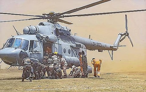 ஜார்க்கண்ட் மாநிலத்தில் 2 ரோப் கார்கள் மோதிக் கொண்ட விபத்தில், அந்தரத்தில் சிக்கித் தவித்தவர்களை ஹெலிகாப்டர் மூலம் மீட்டு வந்து, பத்திரமாக தரையிறக்கிய மீட்புக் குழுவினர். படம்: பிடிஐ