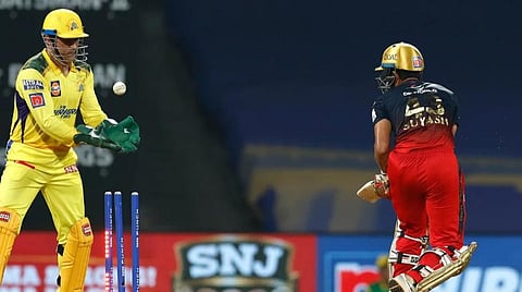 பெங்களூருக்கு எதிராக விக்கெட் கீப்பிங் பணியை கவனித்த தோனி.