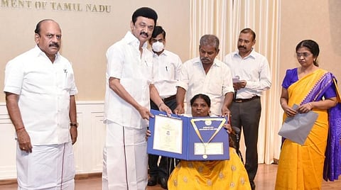 கைவினைஞர்களுக்கு வாழும் கைவினைப் பொக்கிஷம் மற்றும் பூம்புகார் மாநில விருதுகளை முதல்வர் மு.க.ஸ்டாலின் வழங்கினார்