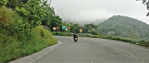 சென்னை உயர்நீதிமன்ற உத்தரவிற்குப்பின் 12 சக்கர லாரி மற்றும் கனரக வாகனங்கள் அனுமதிக்கப்படாததால், பண்ணாரி - திம்பம் இடையேயான மலைச்சாலை போக்குவரத்து நெரிசல் இன்றி காணப்படுகிறது.