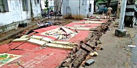 நேற்று முன்தினம் பெய்த மழையின்போது, இடிந்து விழுந்த சேலம் அஸ்தம்பட்டியில் உள்ள மத்திய சிறையின் சுற்றுச்சுவர்.