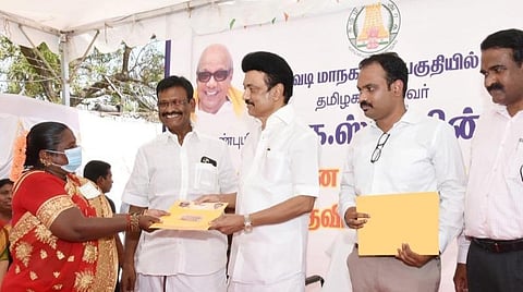 நரிக்குறவர் குடியிருப்புகளுக்கு நலத்திட்ட உதவிகள்: முதல்வர் ஸ்டாலின் வழங்கினார்
