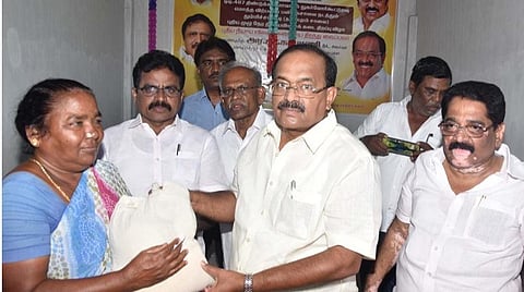 ஒட்டன்சத்திரம் நகராட்சியில் முழு நேர நியாயவிலைக் கடைகளை அமைச்சர் அசக்கரபாணி திறந்து வைத்து பல்வேறு நலத்திட்ட உதவிகளை வழங்கினார்.